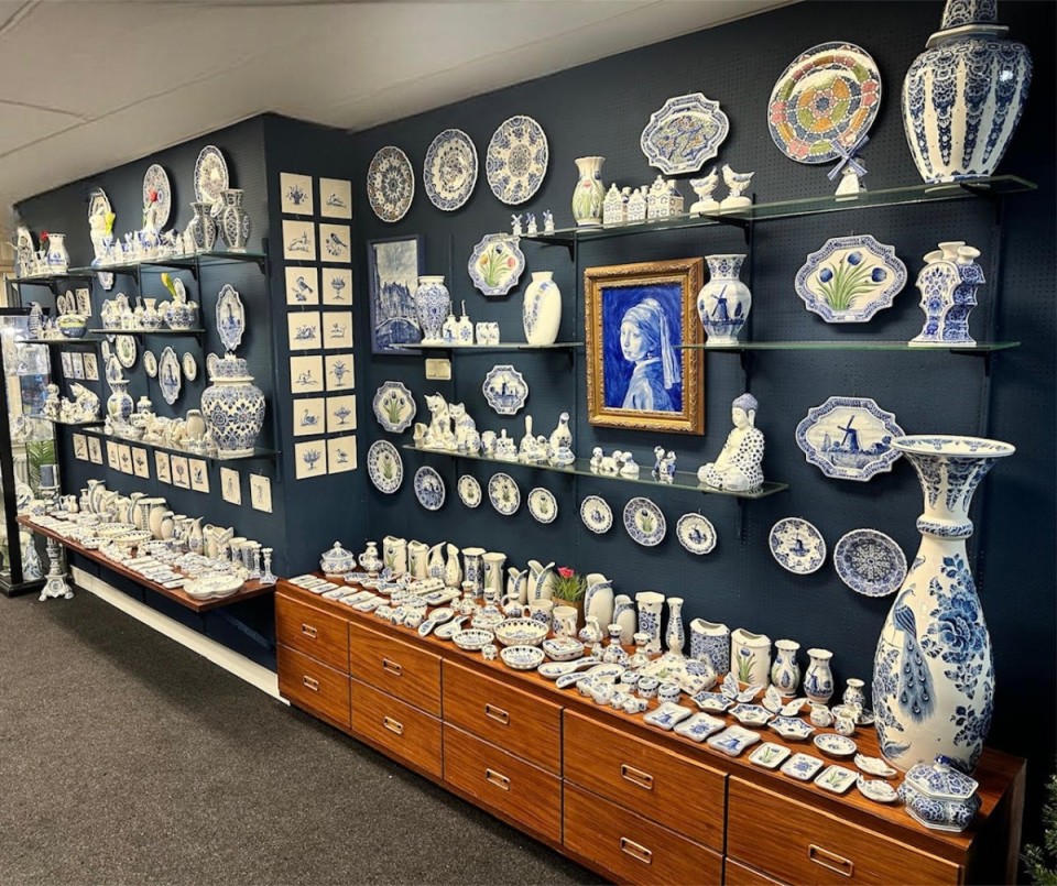 <h3><strong>De Candelaer &ndash; Genuine Hand-Painted Delftware 🏺🎨</strong></h3>
<p>Want to see <strong>real Delft Blue pottery being made</strong>? <strong>De Candelaer</strong> is an <strong>authentic Delftware workshop</strong> where artisans <strong>hand-paint every piece</strong>.</p>
<p>🌟 <strong>What&rsquo;s Inside?</strong><br>✅ Watch <strong>skilled craftsmen hand-paint ceramics</strong><br>✅ Buy <strong>exclusive, handmade Delftware souvenirs</strong><br>✅ Learn about the <strong>traditional Delft pottery-making process</strong></p>
<p>💡 <strong>Fun Fact:</strong> Unlike factory-produced ceramics, each <strong>piece at De Candelaer is 100% hand-painted</strong>!</p>
<p>📍 <strong>Take home an authentic Delft Blue souvenir from De Candelaer.</strong></p>