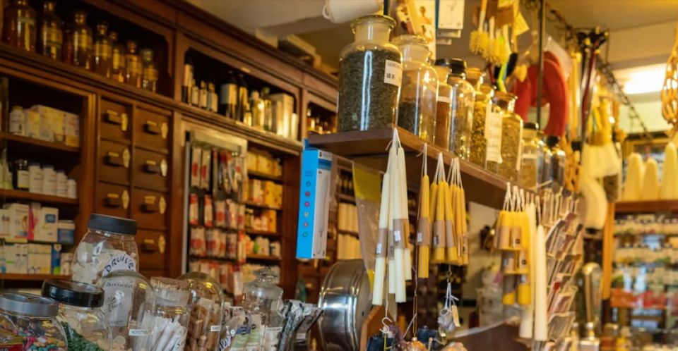 <h3><strong>Drogisterij de Salamander &ndash; Delft&rsquo;s Oldest Chemist Shop 🏺💊</strong></h3>
<p>Step into <strong>Drogisterij de Salamander</strong>, an <strong>old-fashioned Dutch pharmacy</strong> selling <strong>herbal medicines, teas, and wellness products</strong>.</p>
<p>🌟 <strong>Why Visit?</strong><br>✅ A <strong>traditional Dutch apothecary</strong> with a historic feel<br>✅ Find <strong>unique herbal remedies &amp; organic products</strong> 🌿<br>✅ A <strong>great place for vintage packaging &amp; old-world charm</strong></p>
<p>💡 <strong>Fun Fact:</strong> This <strong>family-run chemist shop</strong> has been serving Delft <strong>for over a century</strong>!</p>
<p>📍 <strong>Experience Delft&rsquo;s old-world pharmacy at Drogisterij de Salamander.</strong></p>