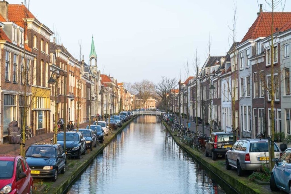 <h3><strong>Walk Along the Canals of Delft &ndash; A Picture-Perfect Stroll 🚶&zwj;♂️🌊</strong></h3>
<p>Delft&rsquo;s <strong>charming canals</strong> offer <strong>one of the most scenic walks</strong> in the Netherlands, with <strong>historic bridges, leaning houses, and flower-filled streets</strong>.</p>
<p>🌟 <strong>What to See?</strong><br>✅ The iconic <strong>Oostpoort (Eastern Gate)</strong> 🚪<br>✅ The beautiful <strong>Grachtenhuizen (canal houses)</strong> 🏡<br>✅ Local <strong>caf&eacute;s &amp; terraces with canal views</strong> ☕</p>
<p>💡 <strong>Fun Fact:</strong> Delft&rsquo;s canals were <strong>originally built in the 13th century</strong> as part of <strong>the city's defense system</strong>!</p>
<p>📍 <strong>Take a relaxing walk along Delft&rsquo;s canals.</strong></p>