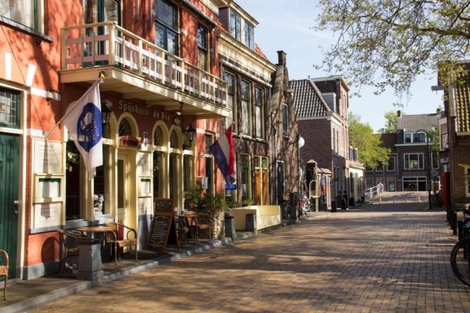 <h3><strong>Beestenmarkt &ndash; Delft&rsquo;s Lively Square with Caf&eacute;s &amp; Restaurants 🍽️</strong></h3>
<p>Beestenmarkt is <strong>one of the best places to eat &amp; drink in Delft</strong>, surrounded by <strong>terraces, caf&eacute;s, and lively restaurants</strong>.</p>
<p>🌟 <strong>Why Visit?</strong><br>✅ A <strong>historic square</strong> full of life and energy<br>✅ Great for <strong>outdoor dining &amp; people-watching</strong><br>✅ A mix of <strong>Dutch and international cuisine</strong></p>
<p>💡 <strong>Fun Fact:</strong> This square was once a <strong>livestock market</strong>, which is why it&rsquo;s called <strong>&ldquo;Beestenmarkt&rdquo; (Animal Market)</strong>!</p>
<p>📍 <strong>Enjoy great food &amp; drinks at Beestenmarkt.</strong></p>