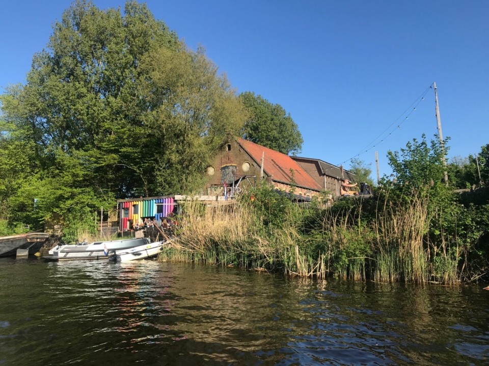 <h3><strong>Oerkap &ndash; Haarlem&rsquo;s Coolest Riverside Hangout 🌊🍻</strong></h3>
<p>Oerkap is a <strong>laid-back outdoor bar and event space</strong> right on the water, perfect for <strong>relaxing with a drink</strong>.</p>
<p>🌟 <strong>Why Visit?</strong><br>✅ <strong>Riverside seating</strong> with an industrial-chic vibe 🍹<br>✅ A great spot for <strong>live music &amp; social events</strong> 🎶<br>✅ Perfect for <strong>drinks at sunset</strong></p>
<p>📍 <strong>Unwind at Oerkap with a drink by the water!</strong></p>