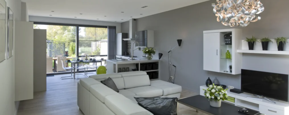 <p><strong>Aan Den Oever </strong>is gelegen aan &eacute;&eacute;n van de mooiste meanders van de Dijle te Korbeek-Dijle, nabij Leuven. Door zijn unieke ligging nabij het natuurgebied <strong>De Doode Bemde</strong>, zijn wij in de mogelijkheid om onze gasten te verwelkomen in de volle natuur met een prachtig uitzicht over de <strong>Dijlevallei</strong>. De talrijke wandelwegen, fietsroutes en bezienswaardigheden in de buurt maken van Aan Den Oever het ideale logeeradres voor zowel de actieve bezoeker als zij die de rust opzoeken.</p>
<p>Het bruisende stadscentrum van <strong>Leuven </strong>ligt op een steenworp en de verschillende bedrijfslocaties in en rond Leuven zijn allen gelegen binnen een straal van maximum 10 km. Leuven is makkelijk te bereiken met het openbaar vervoer. Boeken bij ons kan <a href="https://www.aandenoeverlogies.be/reserveren">hier</a>.&nbsp;</p>