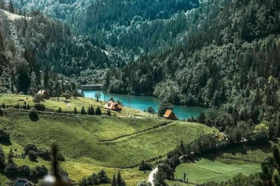 <p class="isSelectedEnd">Rolling green hills, turquoise rivers and hidden cabins surrounded by forest capture the untouched beauty of <strong>Serbia&rsquo;s countryside</strong>. Landscapes like these are often found in western Serbia around <strong>Tara National Park</strong> and along the winding <strong>Drina River</strong>, where nature feels peaceful, raw and quietly spectacular.</p>
<p class="isSelectedEnd">Walk through dense pine forests, discover panoramic viewpoints and stay in traditional mountain cabins overlooking the valleys. Serbia is perfect for travellers looking for authentic nature, slow moments and places that still feel undiscovered.</p>
<p>#Serbia #TaraNationalPark #DrinaRiver #VisitSerbia #HiddenEurope #NatureEscape #BalkanTravel #SlowTravel #ExploreEurope #TravelInspiration</p>