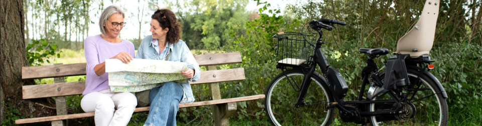 <p><strong>Goed nieuws voor wie graag fietst.</strong><br>Het fietsnetwerk Provincie Antwerpen werd volledig vernieuwd.<br>Daar hoort ook een&nbsp;<strong>gloednieuwe provinciale fietskaart</strong>&nbsp;bij.</p>
<p>Je kan de kaart kopen in het toeristisch infokantoor of via de&nbsp;<a href="https://www.toerismekasterlee.be/">webshop</a>.&nbsp;<br>Download de nieuwe&nbsp;<a href="https://www.kasterlee.be/fietsen">themaroutes</a>&nbsp; op de website.</p>
<p>Zadel op. En trappen maar.&nbsp;</p>