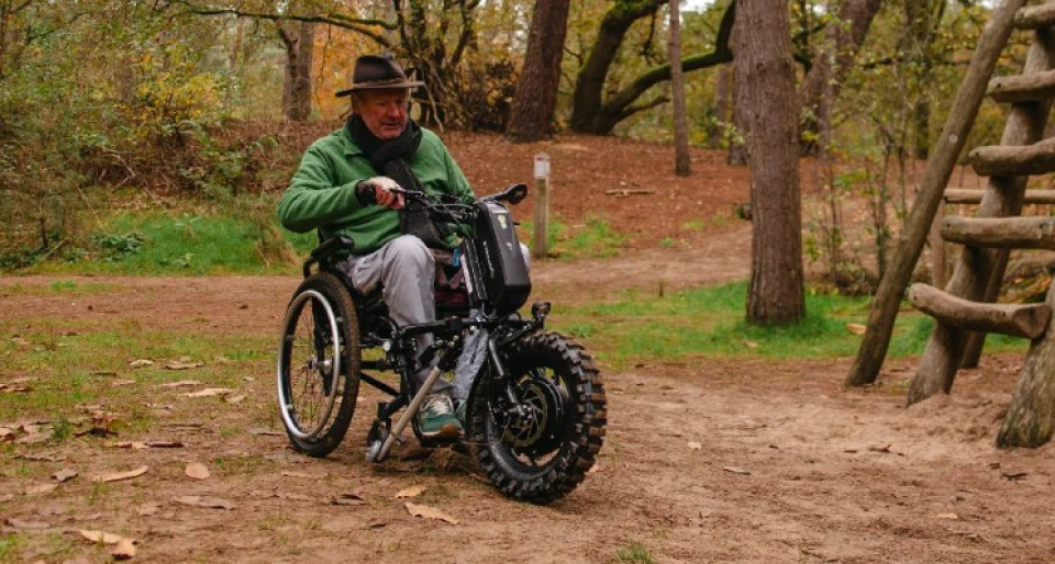 <p>Tijd doorbrengen midden in de natuur om samen met familie en vrienden te genieten, vinden we in Kasterlee een basisrecht voor iedereen. Huur een Crossbike met rolstoel en beleef een avontuurlijke dag in Kasterlee.</p>
<p>Deze elektrische handbike is perfect voor avontuurlijke rolstoelgebruikers die het bos willen verkennen. Met verschillende snelheden garandeert het een dynamische prestatie op bos- en grindwegen. De Crossbike kenmerkt zich ook door de sterkte van zijn band. Hij is uitgerust met een scooterband, dit maakt hem superieur aan elke fietsband.</p>
<p>Geniet van de frisse lucht, het prachtige uitzicht en de rust van de natuur in Kasterlee.<br><a href="https://rolvriendelijk.routeyou.com/route/13098384" target="_blank" rel="noopener">Je vindt hier alvast een mooie wandeling in de Hoge Mouw.</a></p>