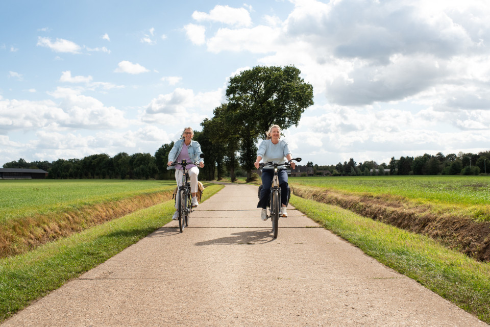 <p>Zin in een dagje buiten? Stap op je fiets en ontdek '<strong>Fietsen met Smaak</strong>' in <strong>Kasterlee</strong> en een stukje in buurgemeente Geel.&nbsp;</p>
<p><strong>De tocht is 41 km lang</strong>. Perfect voor een ontspannen dag.</p>
<p>Onderweg stop je drie keer. Eerst voor een fris aperitief. Daarna voor een heerlijk hoofdgerecht. En je sluit af met een zoet dessert in de derde horecazaak. Fietsen, genieten en proeven. Ideaal met vrienden, familie of je favoriete fietsmaat.&nbsp;</p>
<p><strong>Prijs: 46 euro per persoon.</strong></p>
<p><strong>Meer info: https://www.kasterlee.be/fietsen/fietsen-met-smaak-van-aperitief-tot-dessert</strong></p>