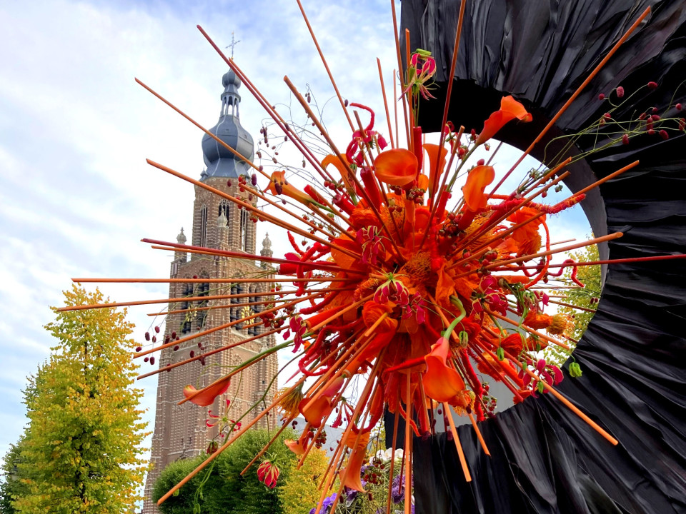 <p>Op&nbsp;<strong>18, 19, 20 en 21 september</strong>&nbsp;is het weer zover. Dan wordt het stadscentrum van Hoogstraten opnieuw getooid in groenten- en bloemenpracht. De 27ste editie maar liefst! En die moet uiteraard gevierd worden. Maar liefst 30 stukken over een verlengd parcours trekken heel graag de aandacht naar zich toe dit weekend. Maar er is meer!</p>






<p>Struin mee door 27 jaar &lsquo;Hoogstraten in groenten &amp; bloemen&rsquo;-geschiedenis en wordt meegezogen in het vroeger en nu van dit uniek evenement.</p>